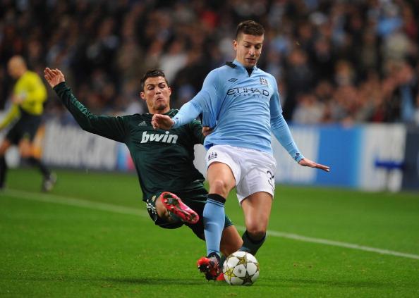 迈克·布朗首次以主教练身份率队捧杯，助教时期曾夺得4冠（迈克·布朗首次以主帅身份率队夺冠，助教生涯曾收获四冠）