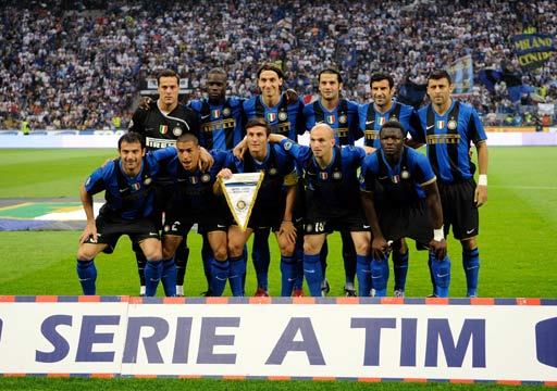 不够冷静！达米安·琼斯被犯规 原地暴扣+回替补席激烈抗议吃T（情绪失控！达米安·琼斯遭犯规仍原地暴扣，回替补席激烈抗议被判技术犯规）