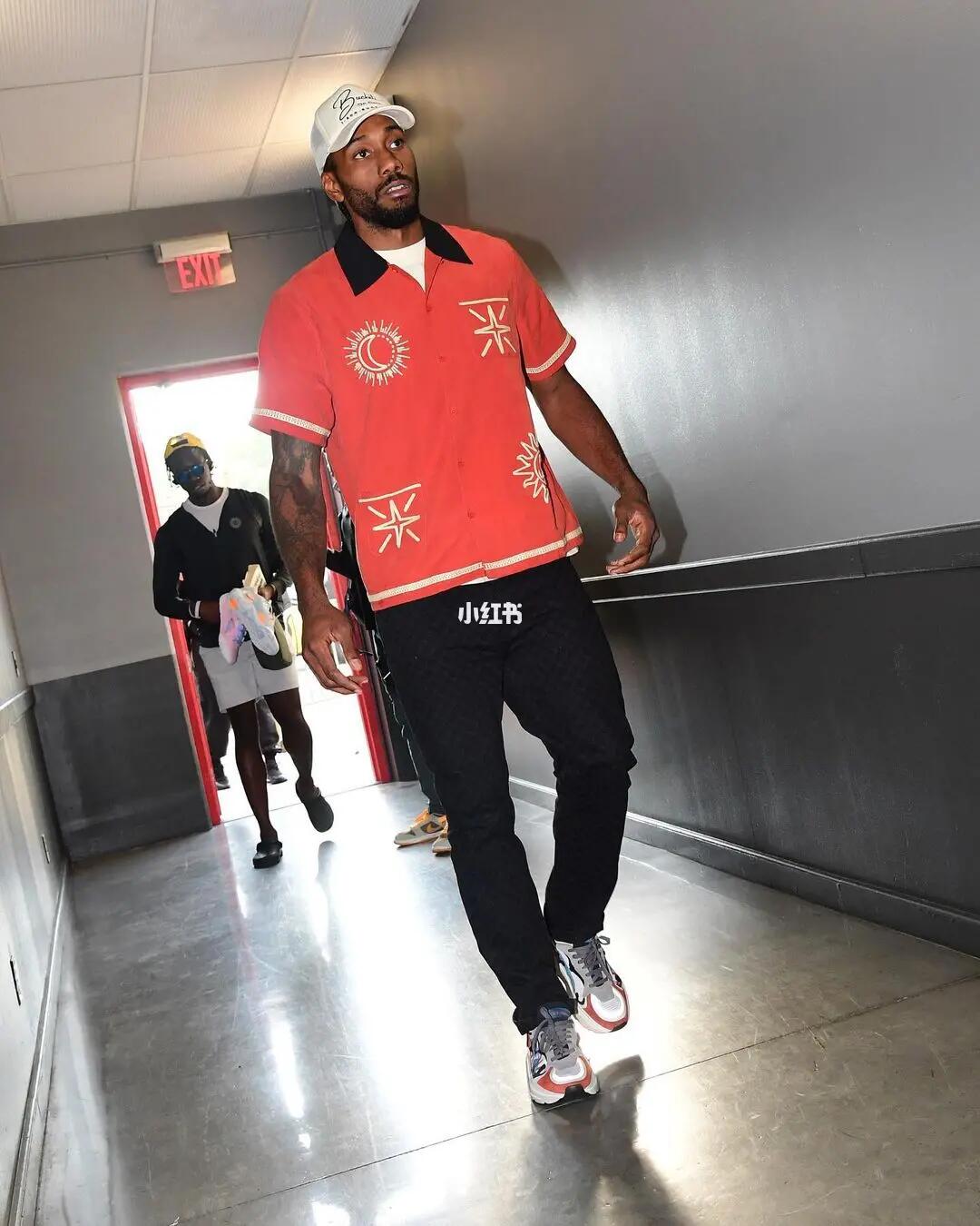 冲击篮筐！文班亚马登场后强攻不中 但巴恩斯补篮打停尼克斯（文班亚马登场强突未果，巴恩斯跟进补篮逼停尼克斯）