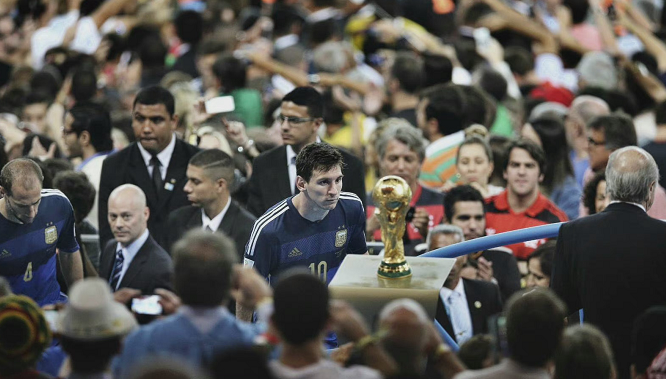 埃利奥特晒内马尔与梅西的球星卡，并配上了GOAT的emoji（埃利奥特晒出梅西与内马尔球星卡，配上'GOAT'表情符号）