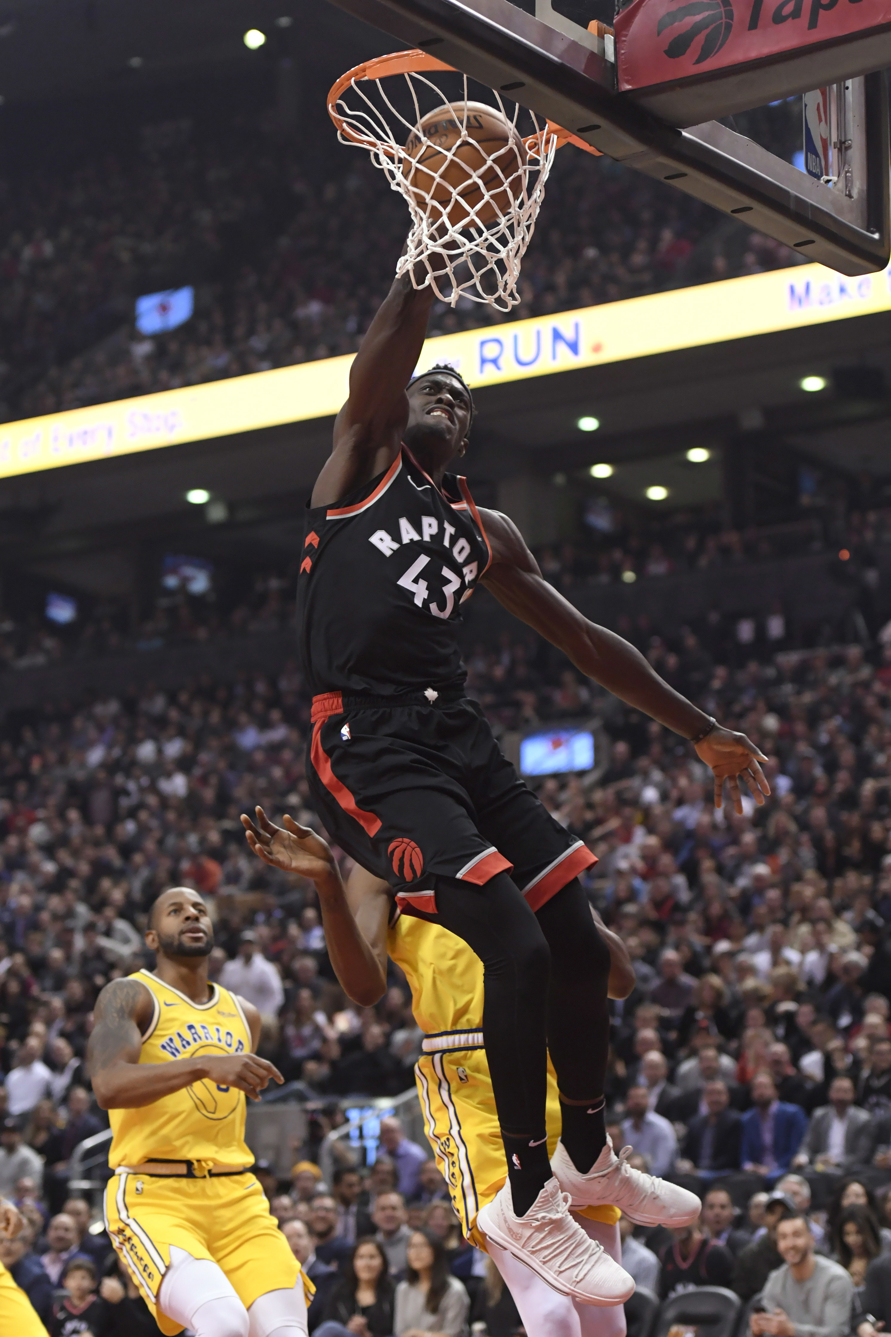 夸梅：詹姆斯防守时回半场都费劲 但进攻时跑起来还像火车头一样（夸梅：詹姆斯防守回追吃力，进攻仍如火车头般冲刺）