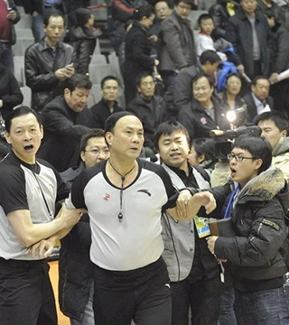 英媒：40岁C罗可能进行多次面部整形，鼻部重塑最为明显（英媒称40岁C罗疑多次整容，鼻部变化最明显）