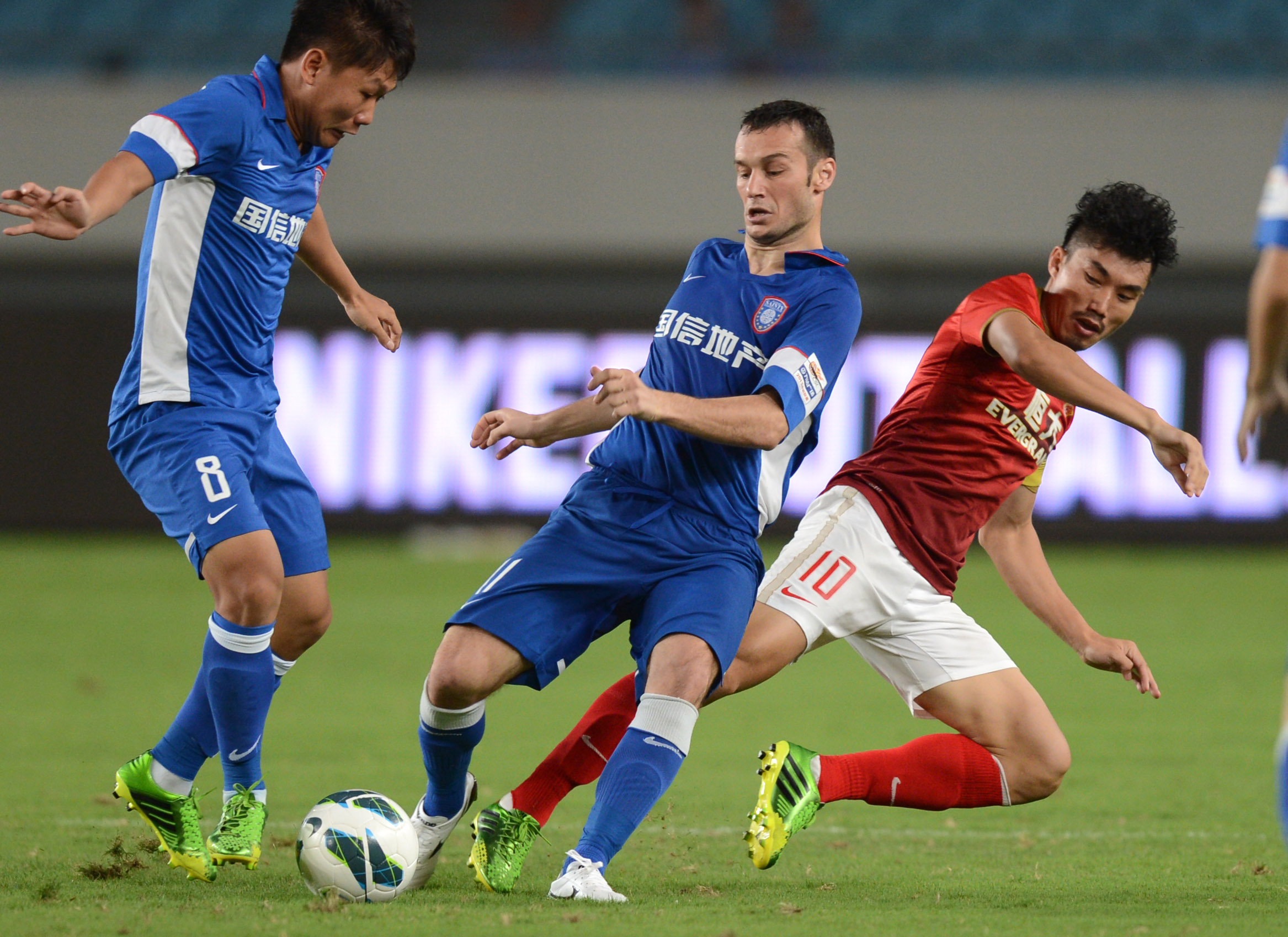 爱德华兹关键时刻3分+抢断+盖帽制胜，力助森林狼击败雷霆（爱德华兹末节发威：三分+抢断+封盖定胜，森林狼击败雷霆）