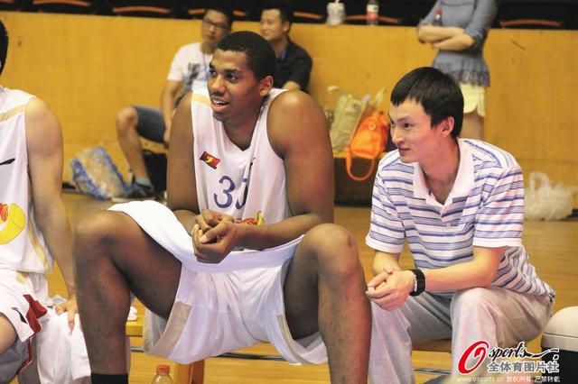 前法国国脚：支持本泽马重返国家队，希望看到他踢九号位（前法国国脚力挺本泽马回归国家队，盼其出任9号中锋）