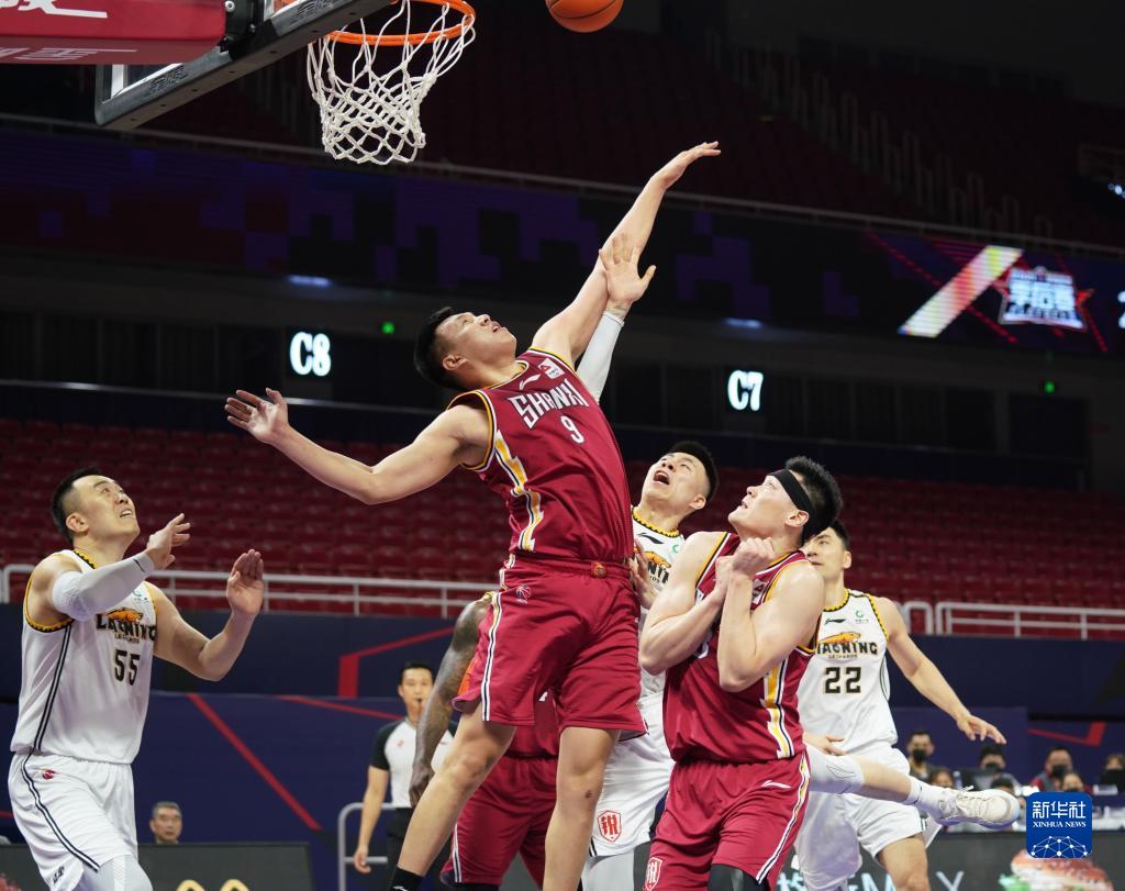 一级恶犯！迪亚巴特肘到亨特面部 调整后回到场上（肘击亨特面部！迪亚巴特被判一级恶犯，回看后重回赛场）