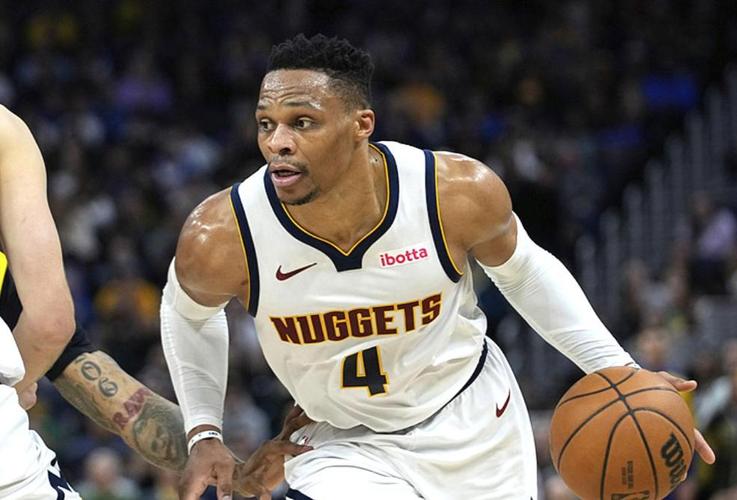 拿来吧你！柏林赫塔球员一把抢过对手教练给球员的战术小纸条（柏林赫塔球员当场抢走对手教练递给球员的战术纸条）