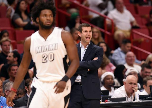 离开新疆后首次对决！周琦9中7高效拿到15分9板（离疆后首次交锋，周琦9投7中高效斩获15分9篮板）