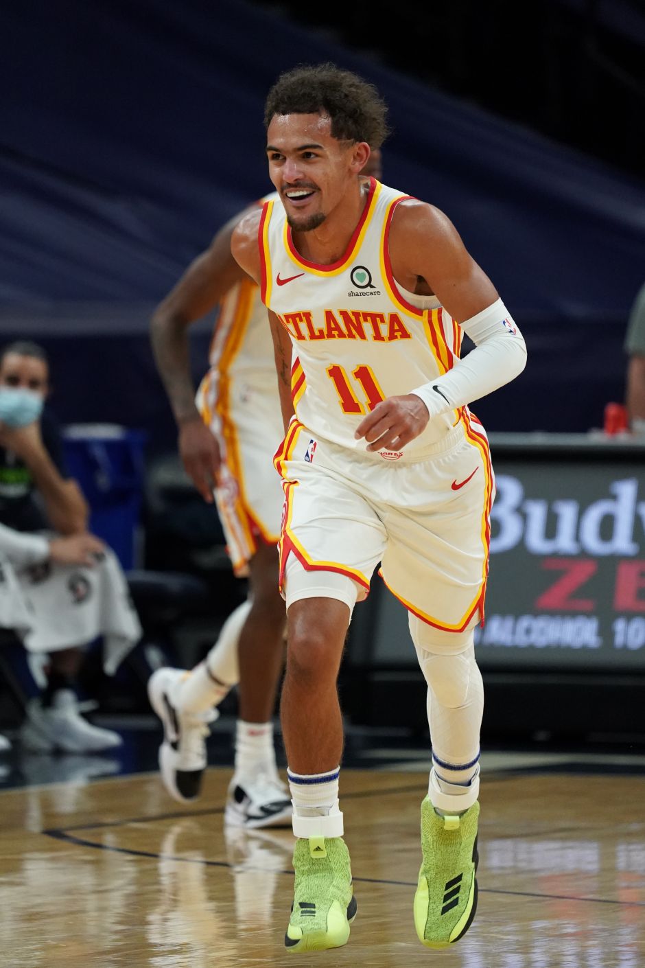 名记：雄鹿无意主动交易字母哥，未来取决于被迫交易或双方协商（名记：雄鹿不打算主动送走字母哥，未来走向取决于被迫交易或双方谈判）