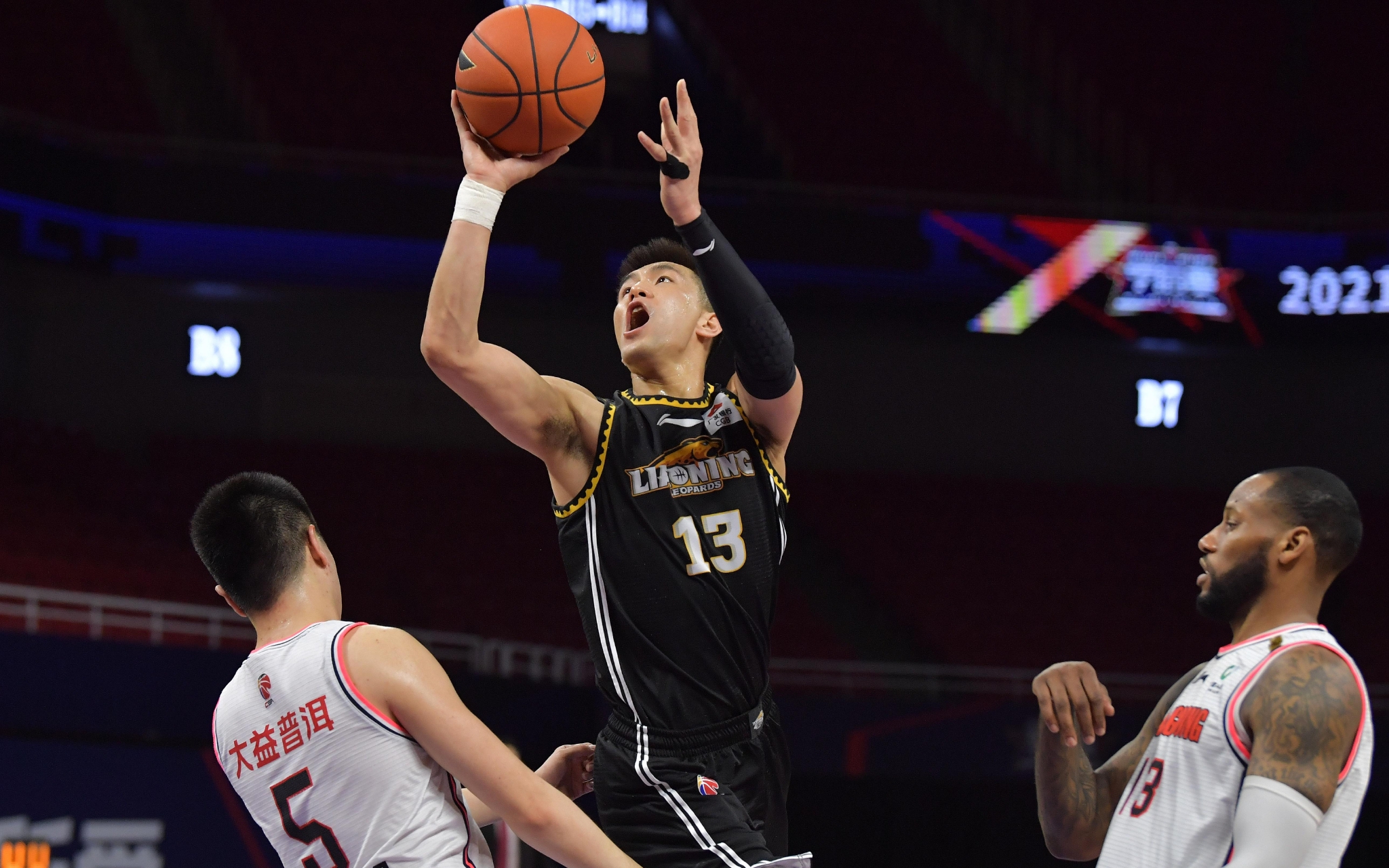 王浩然三分手起刀落完成绝杀，山东落后3分要2分但空篮不进（王浩然三分一剑封喉完成绝杀，山东落后3分欲取2分却空篮不中）