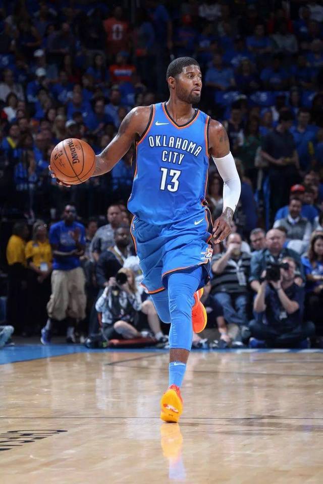 女生在校内打篮球技法惊人，男同学现场沸腾被实力圈粉（校园女生篮球技术爆表，男生现场欢呼纷纷被圈粉）