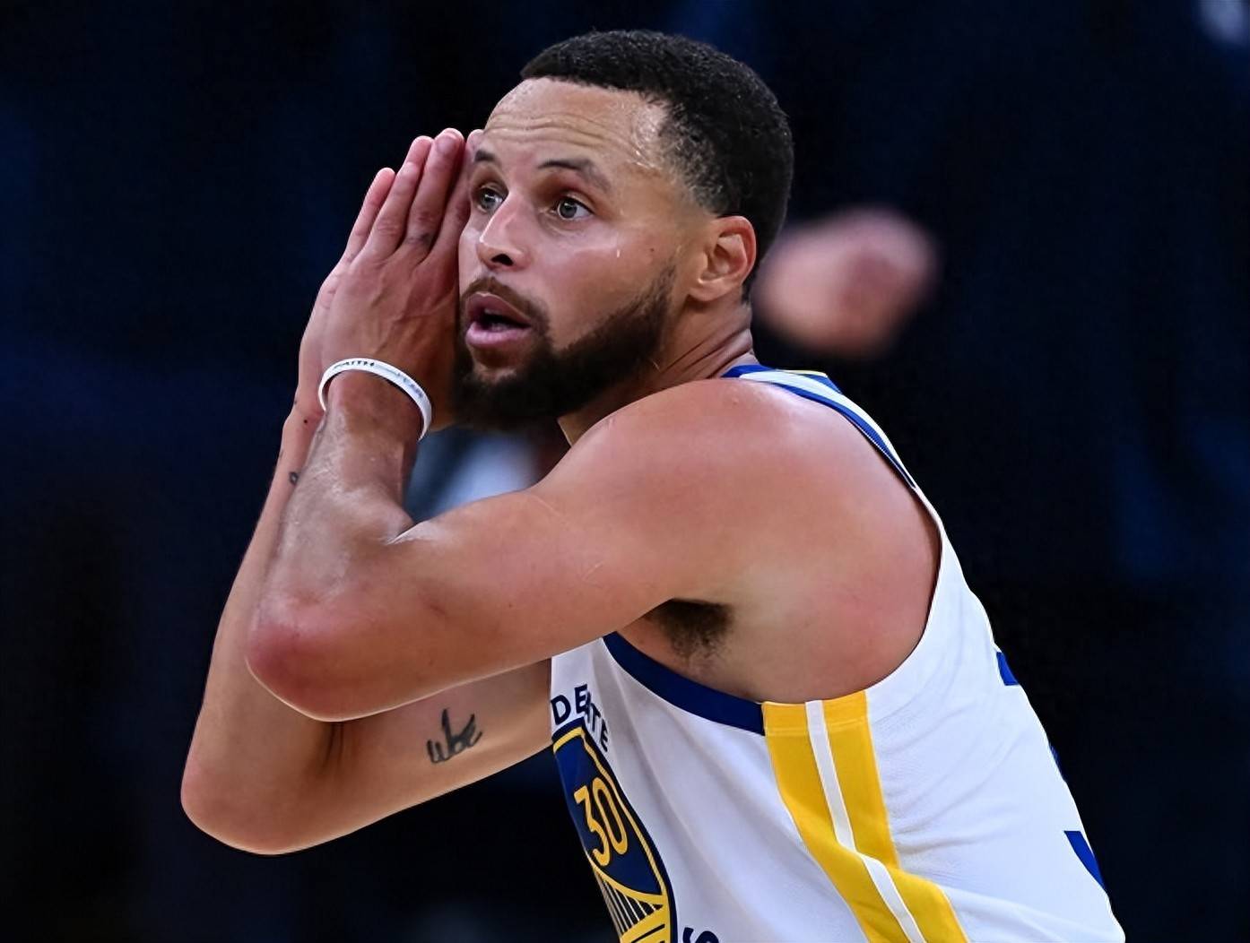 43.3米超远吊射破门，亚当斯创造本赛季英超最远距离进球（亚当斯43.3米挑射破门，刷新本赛季英超最远进球纪录）