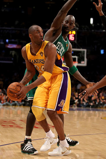 最后连丢4板！康宁汉姆：他们投的是超远三分，球没往我们这弹（末段连丢4个篮板！康宁汉姆：对手投超远三分，篮板点全不在我们这边）