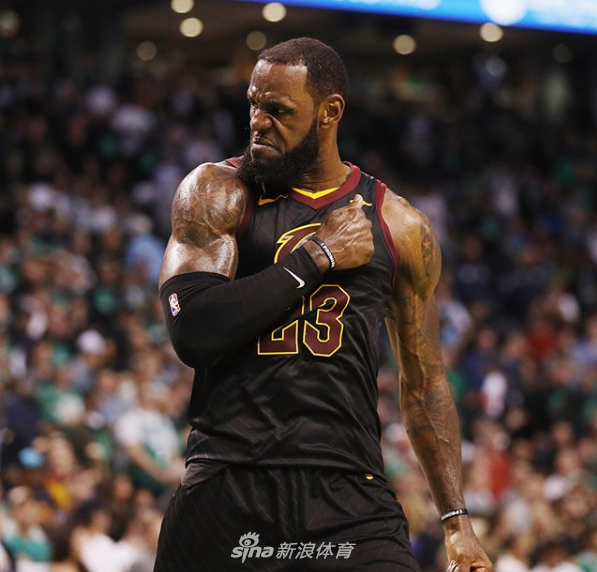 杀死比赛！鲍尔超远三分再中扩大领先优势（鲍尔再中超远三分，拉大分差锁定胜局）