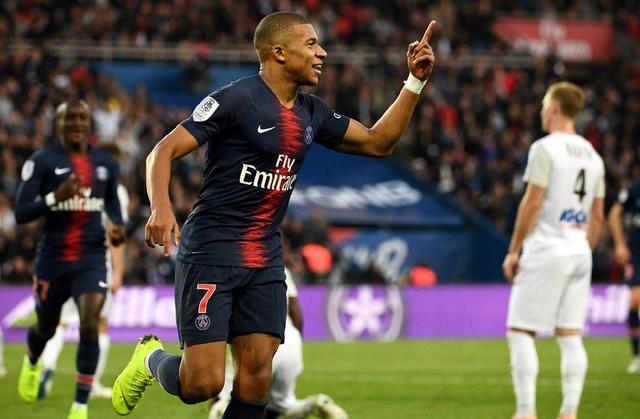 西甲战报：拉菲尼亚点射、亚马尔破门，巴萨2-0十人黄潜（西甲：巴萨2-0维拉利亚尔，拉菲尼亚点射、亚马尔建功，对手十人作战）